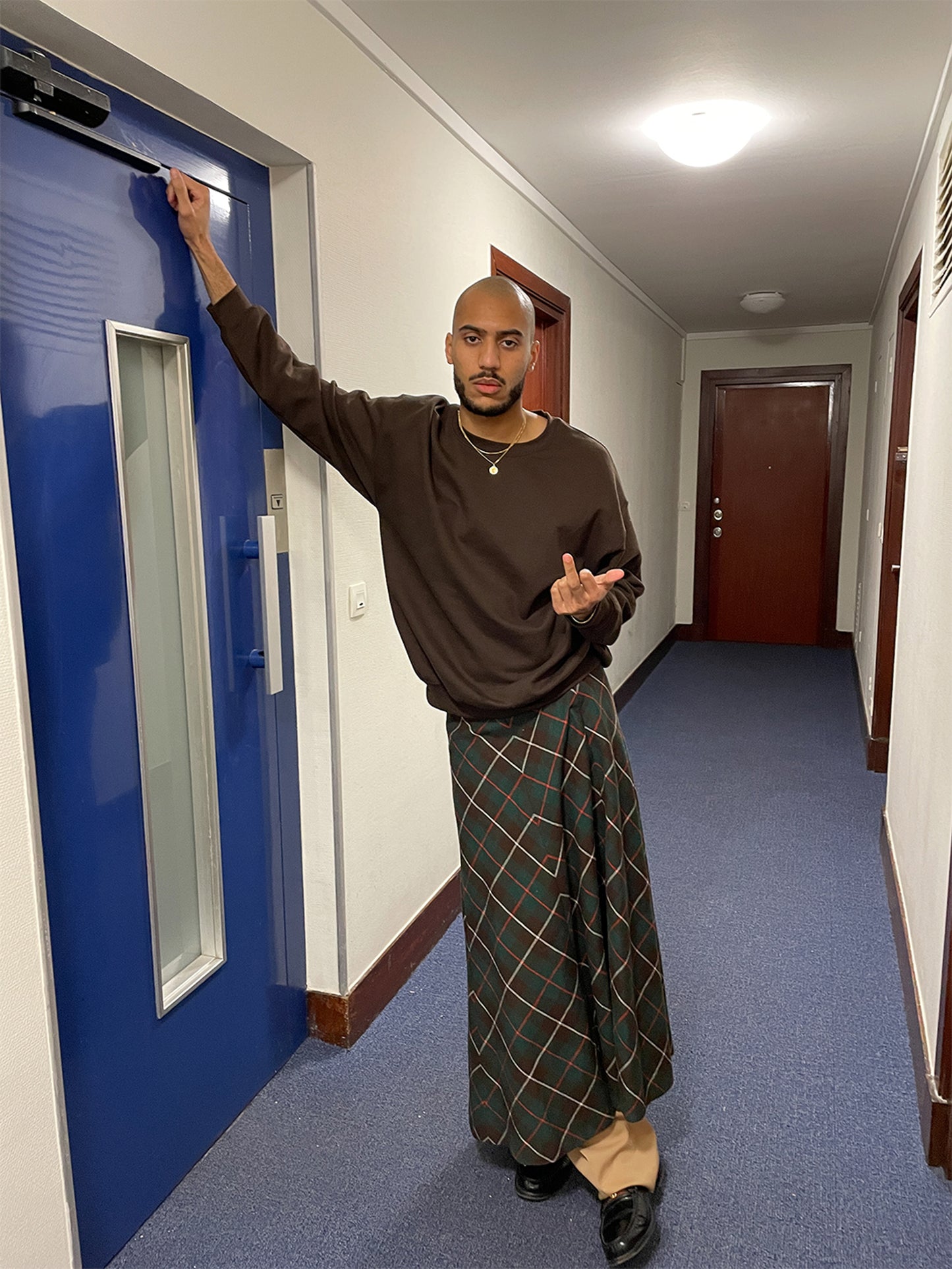 Arthur er 187 cm høj og bruger størrelse XL. | mørkebrun