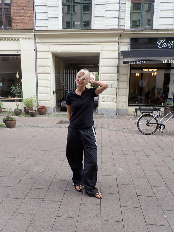 Sofie er 170 cm høj og bruger størrelse S. | sort