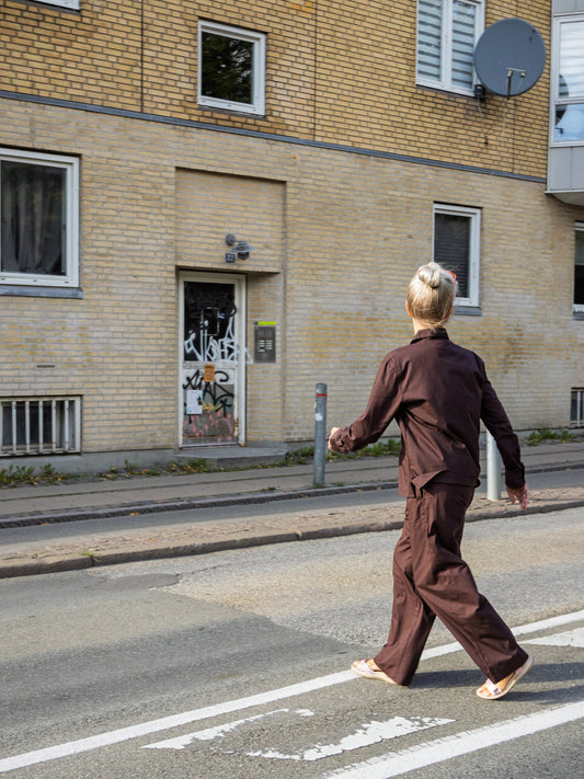 Bodil er 162 cm høj og bruger størrelse S. | mørkebrun