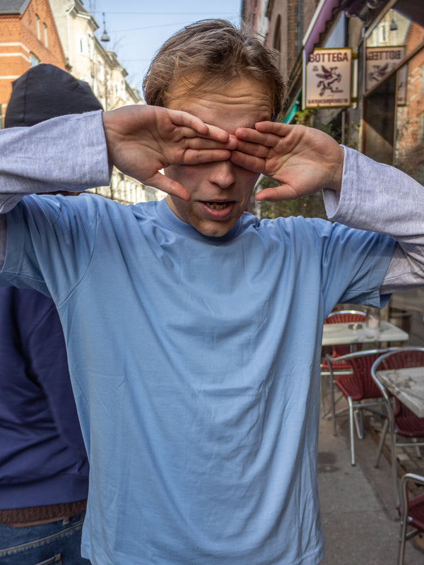 Eliot er 184 cm høj og bruger størrelse L. | grå