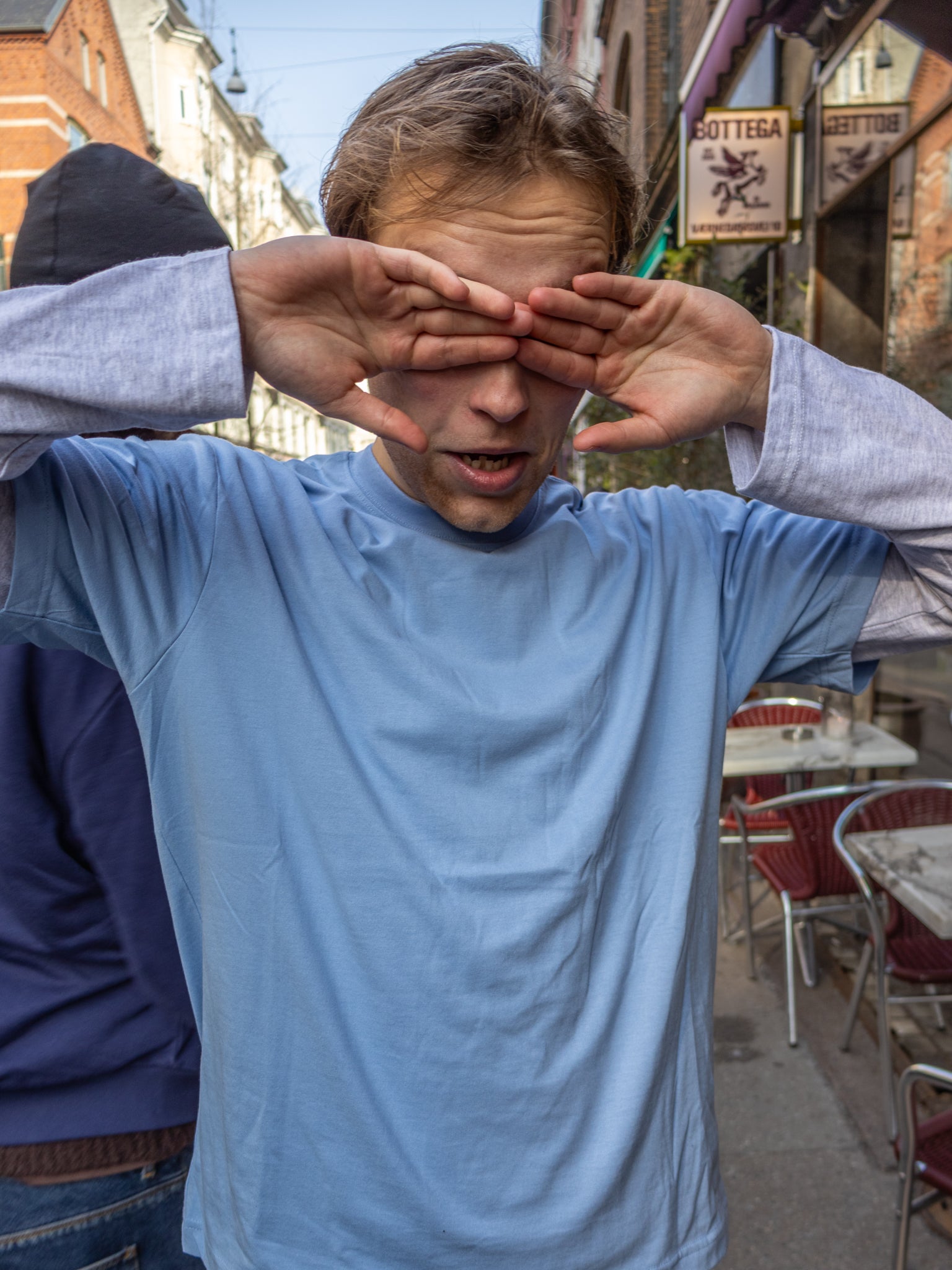 Eliot er 184 cm høj og bruger størrelse 
L. | lyseblå