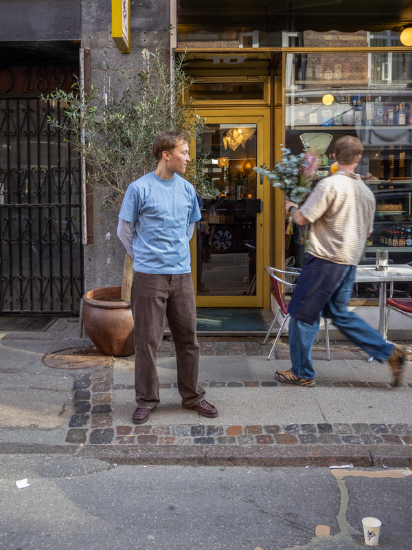 Eliot er 184 cm høj og bruger størrelse L. | grå