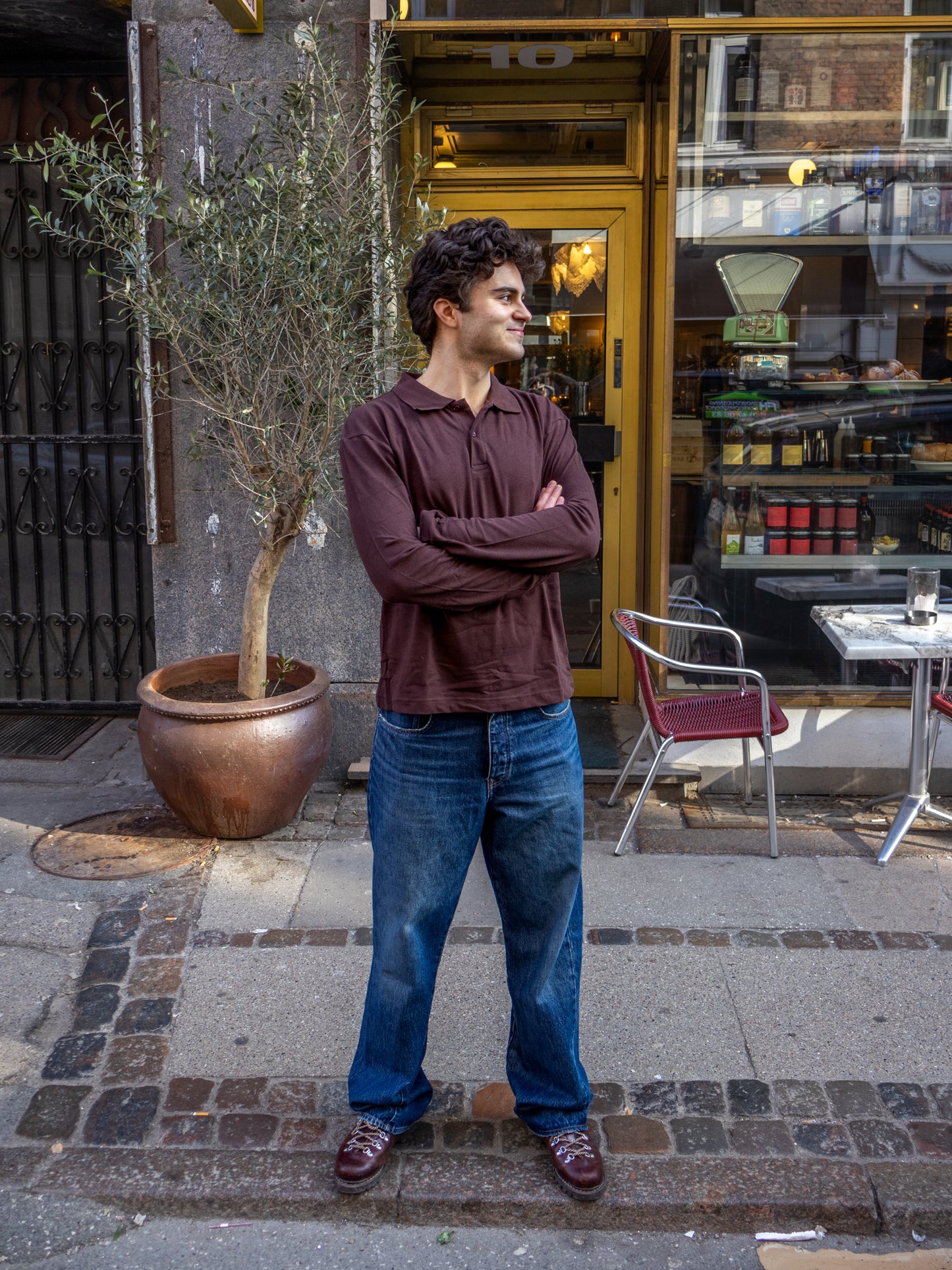 Boris er 183 cm høj og bruger størrelse L. | mørkebrun