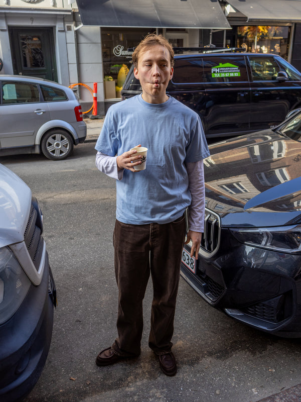 Eliot er 184 cm høj og bruger størrelse L. | grå