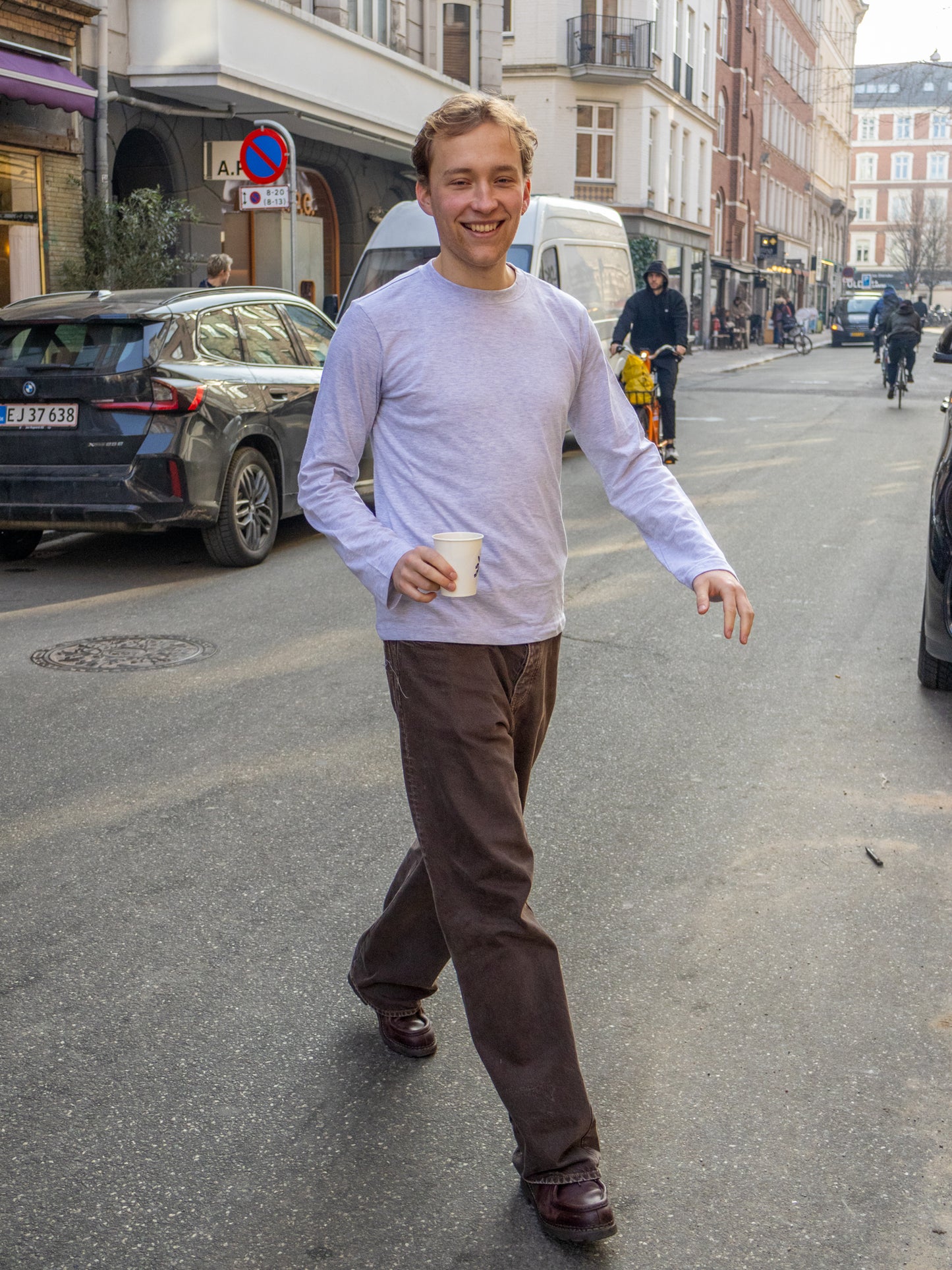 Eliot er 184 cm høj og bruger størrelse L. | grå