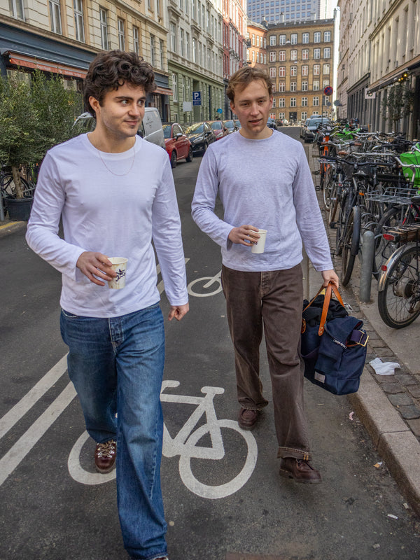 Eliot (t.h.) er 184 cm høj og bruger størrelse L. | grå