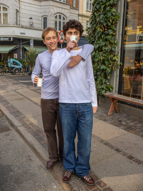 Boris (t.h.) er 183 cm høj og bruger størrelse M. | hvid