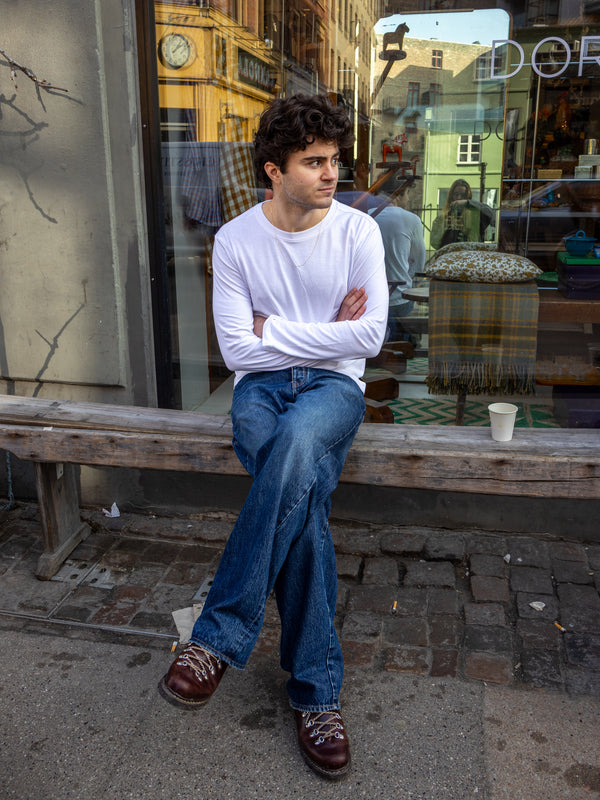 Boris er 183 cm høj og bruger størrelse M. | hvid