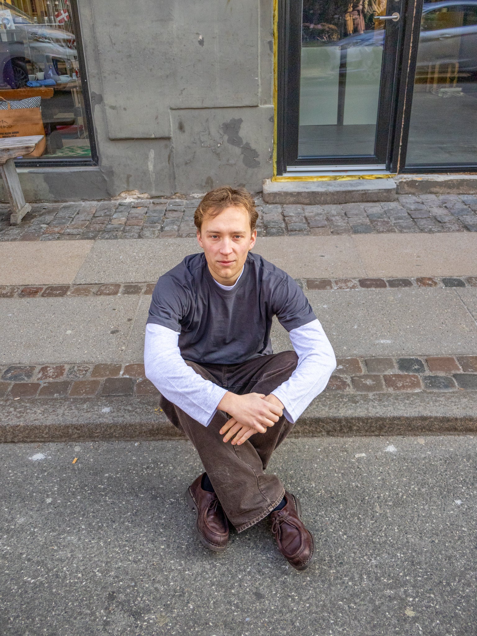 Eliot er 184 cm høj og bruger størrelse 
L. | mørkegrå