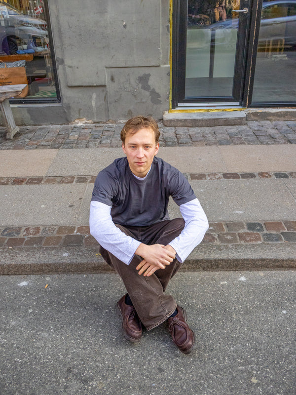 Eliot er 184 cm høj og bruger størrelse 
L. | mørkegrå