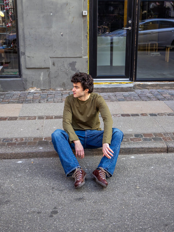 Boris er 183 cm høj og bruger størrelse L. | olivengrøn