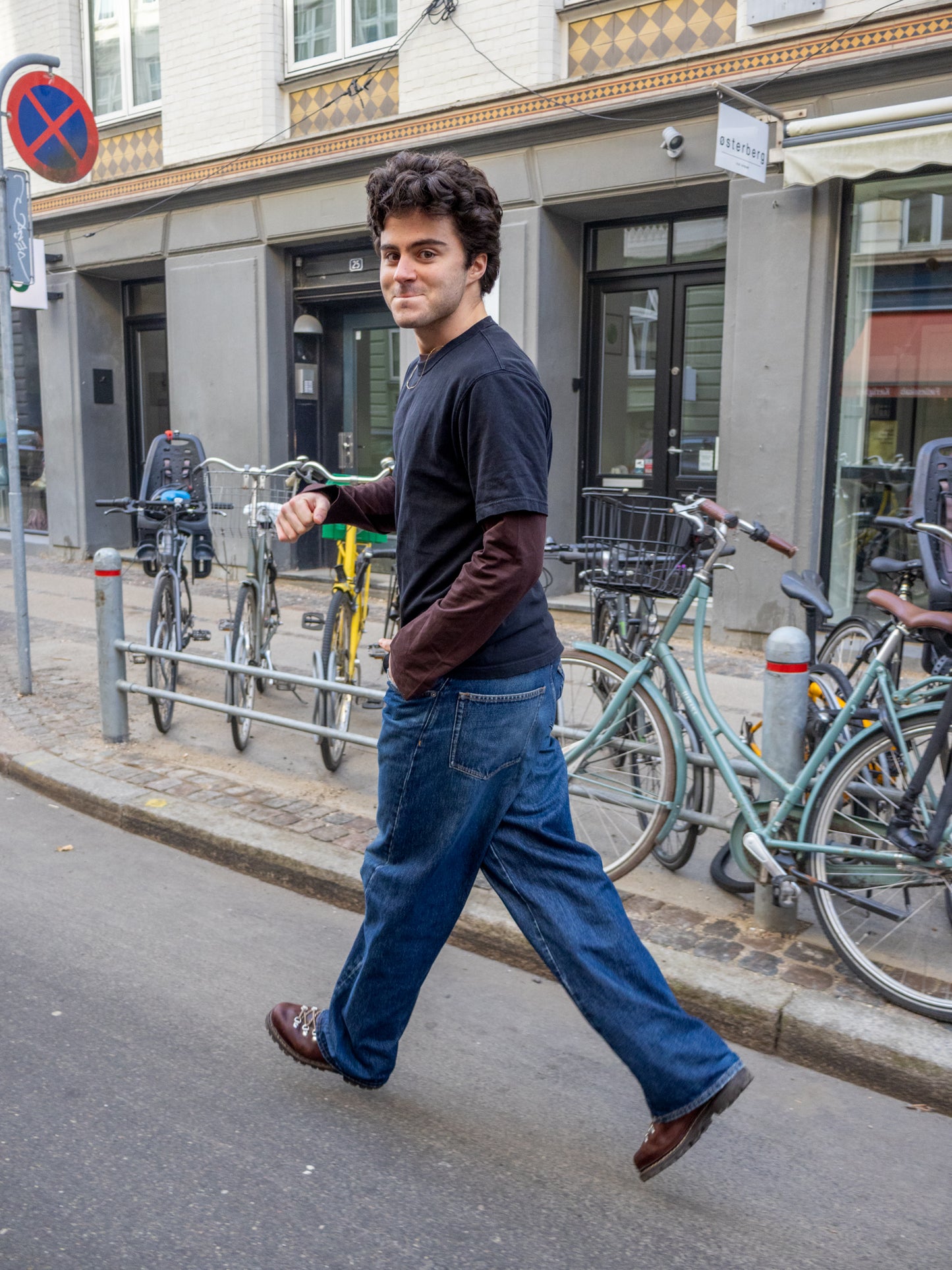 Boris er 183 cm høj og bruger størrelse 
L. | sort