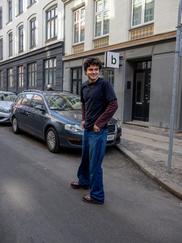 Boris er 183 cm høj og bruger størrelse 
L. | sort