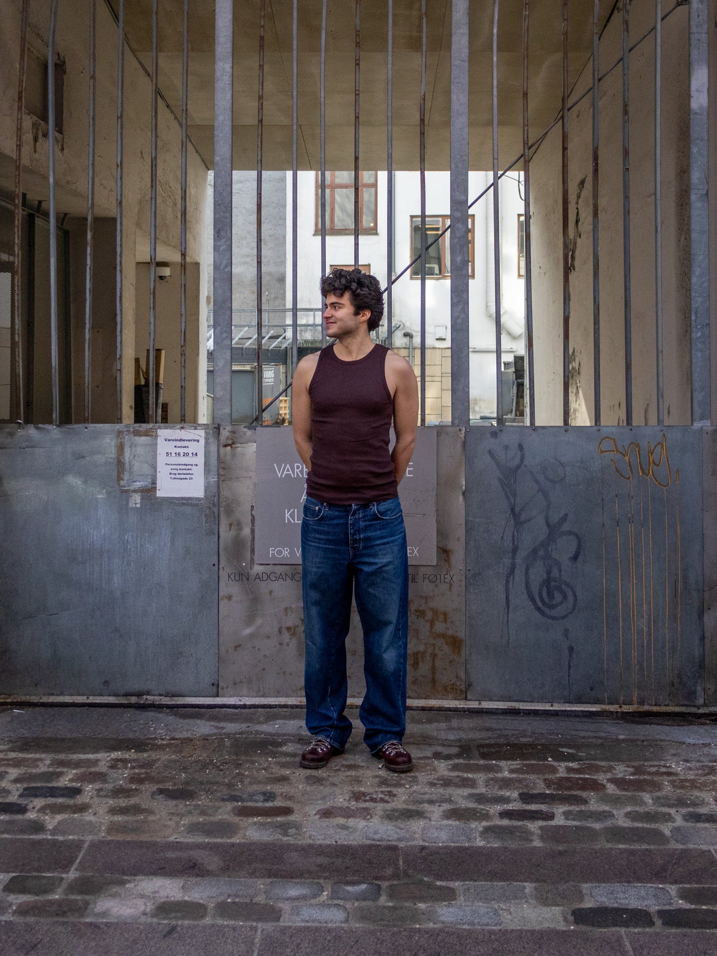 Boris er 183 cm høj og bruger størrelse L. | mørkebrun