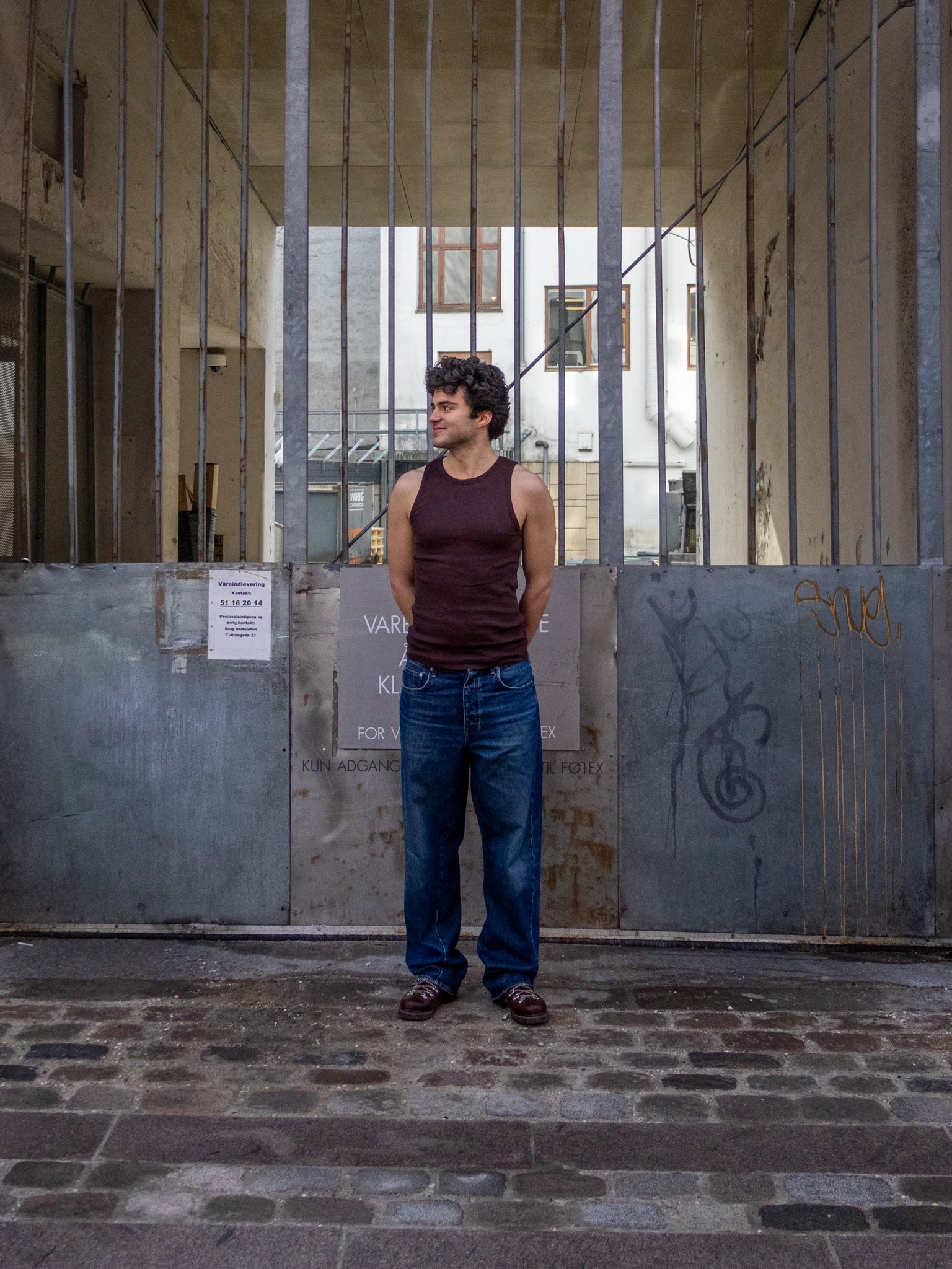 Boris er 183 cm høj og bruger størrelse L. | mørkebrun