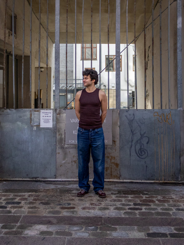 Boris er 183 cm høj og bruger størrelse L. | mørkebrun