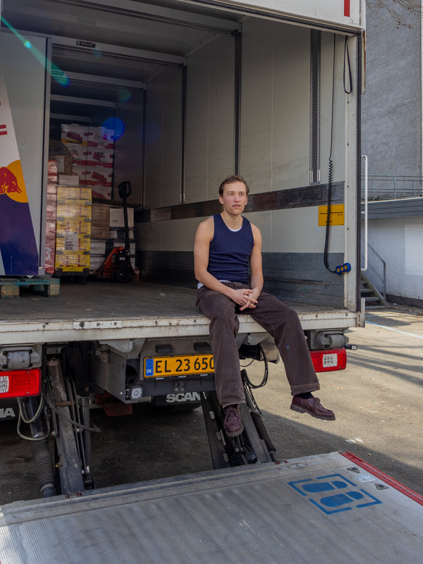 Eliot er 184 cm høj og bruger størrelse L. | mørkeblå