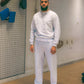 Hamza er 193 cm høj og bruger størrelse L. | grå