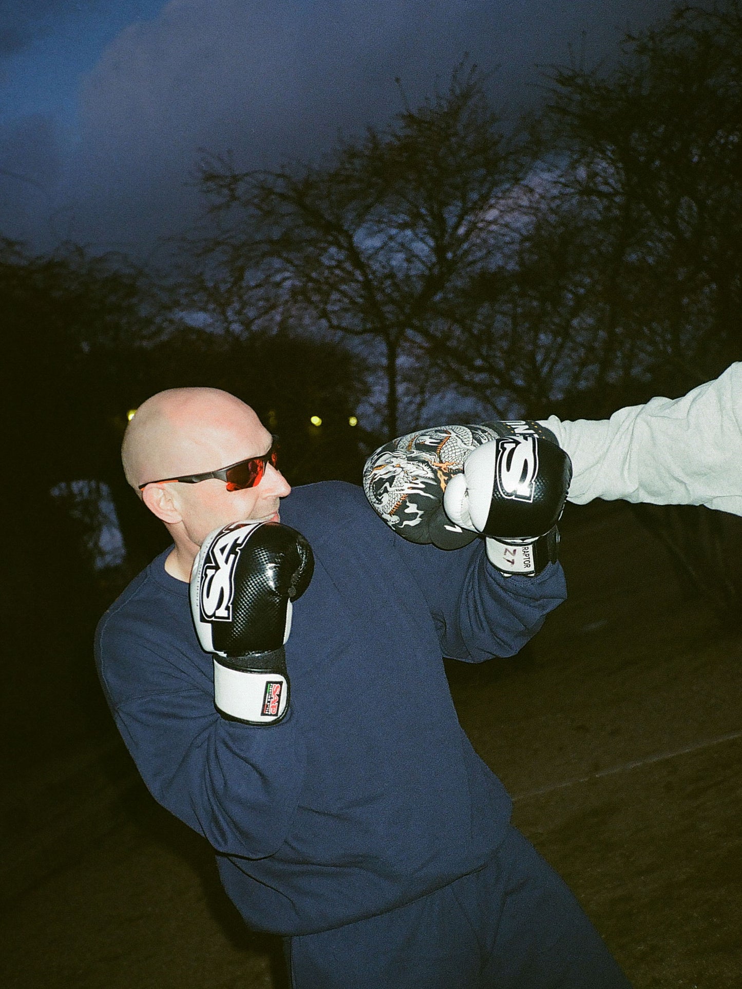 Peter er 185 cm høj og bruger størrelse XL. | mørkeblå