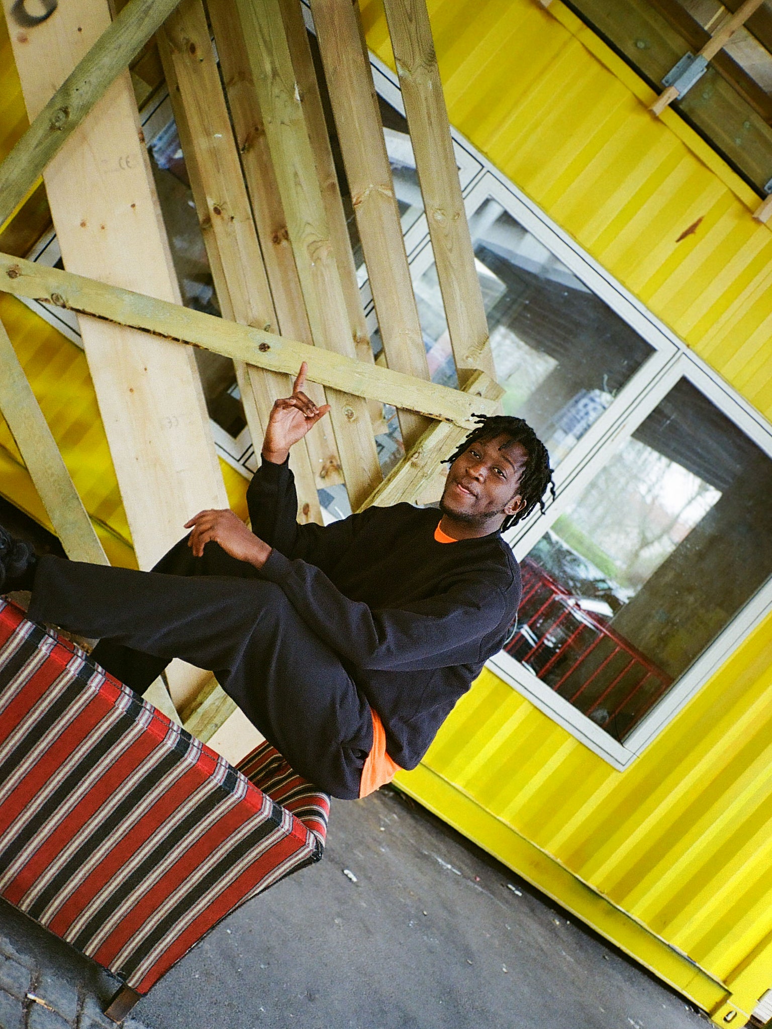 Maxwell er 190 cm høj og bruger størrelse XL. 