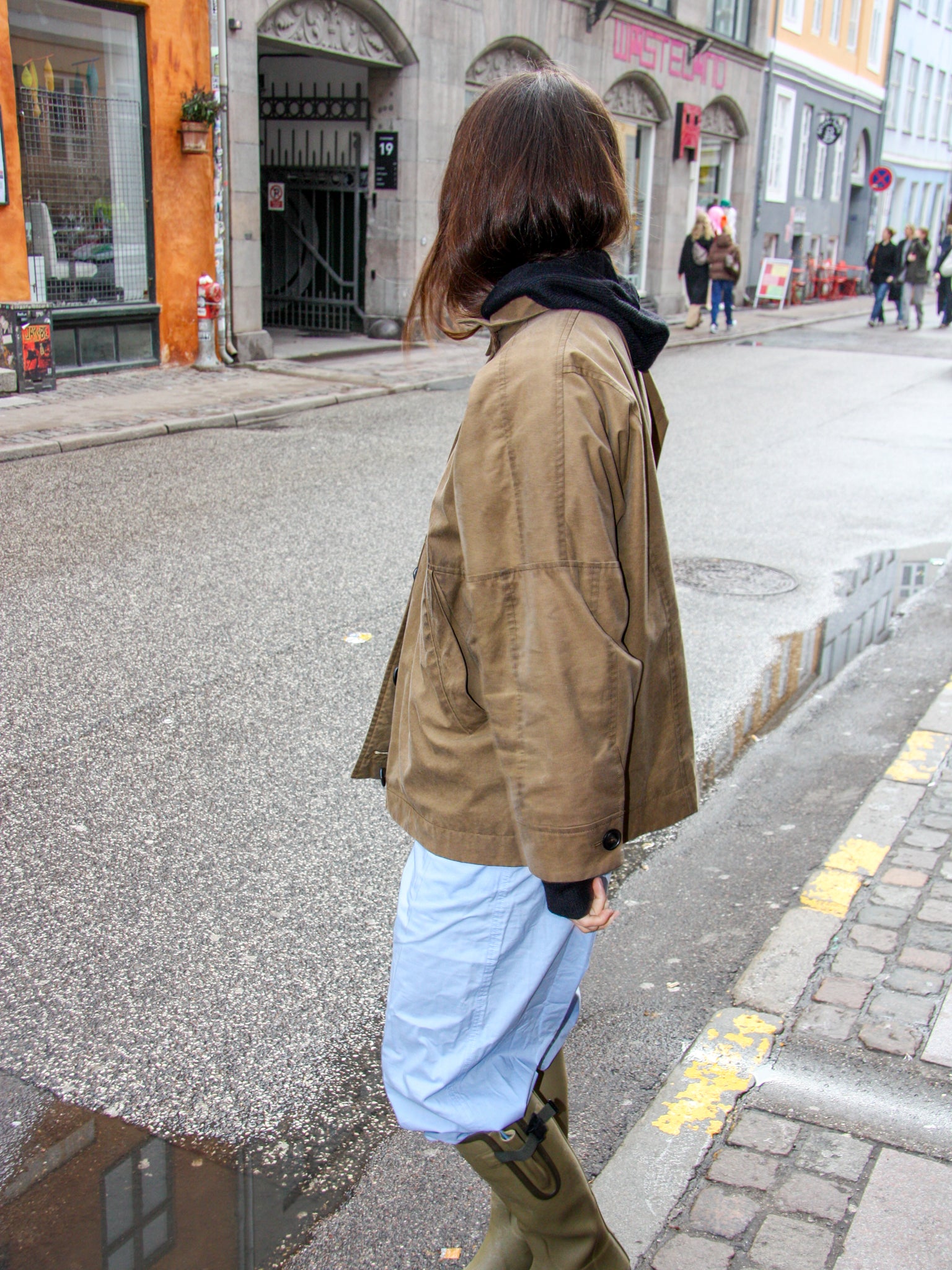 Carla er 168 cm høj og bruger størrelse M. | lyseblå