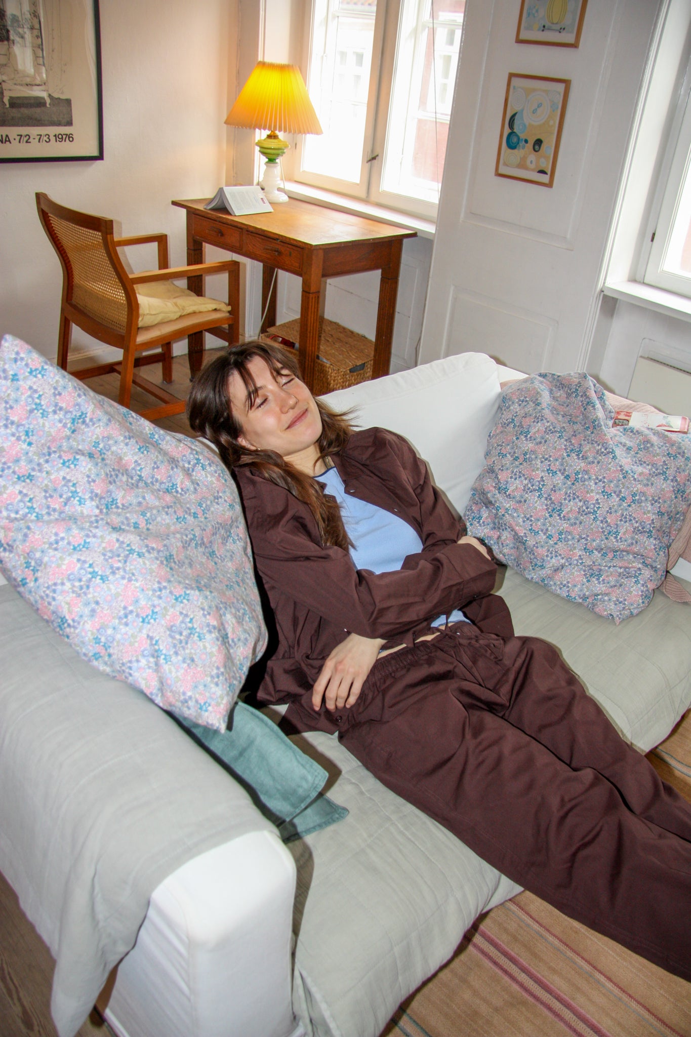 Carla er 168 cm høj og bruger størrelse M. | mørkebrun