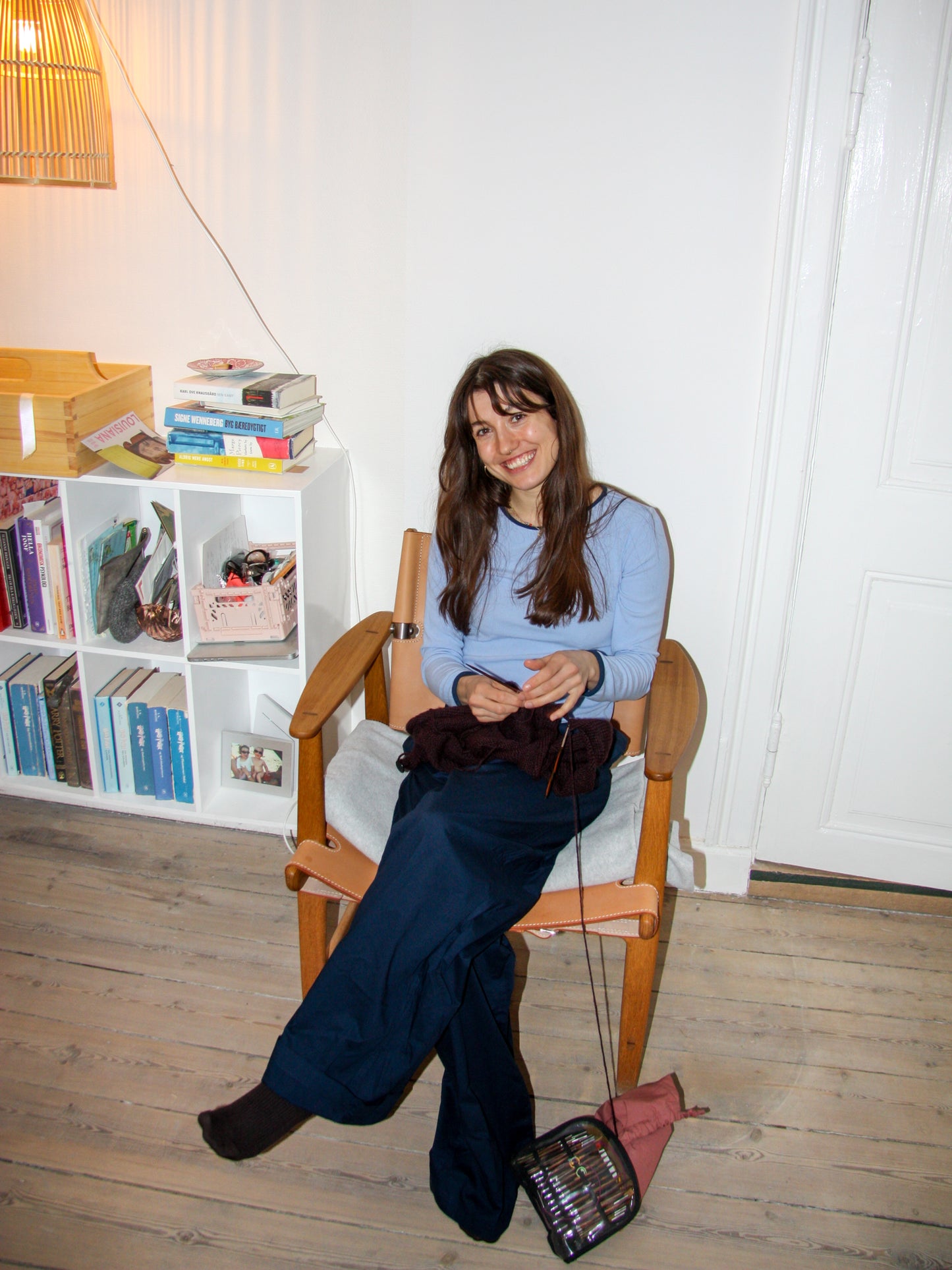 Carla er 168 cm høj og bruger størrelse M. | mørkeblå