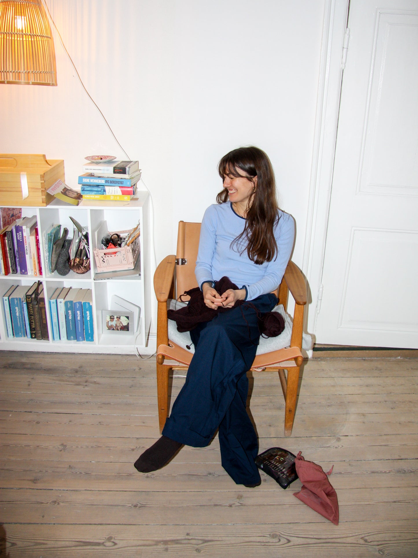 Carla er 168 cm høj og bruger størrelse M. | mørkeblå