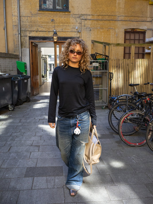 Cecilie er 168 cm høj og bruger størrelse S. 