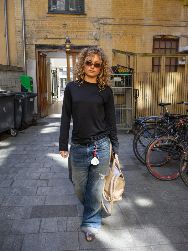 Cecilie er 168 cm høj og bruger størrelse S. | sort