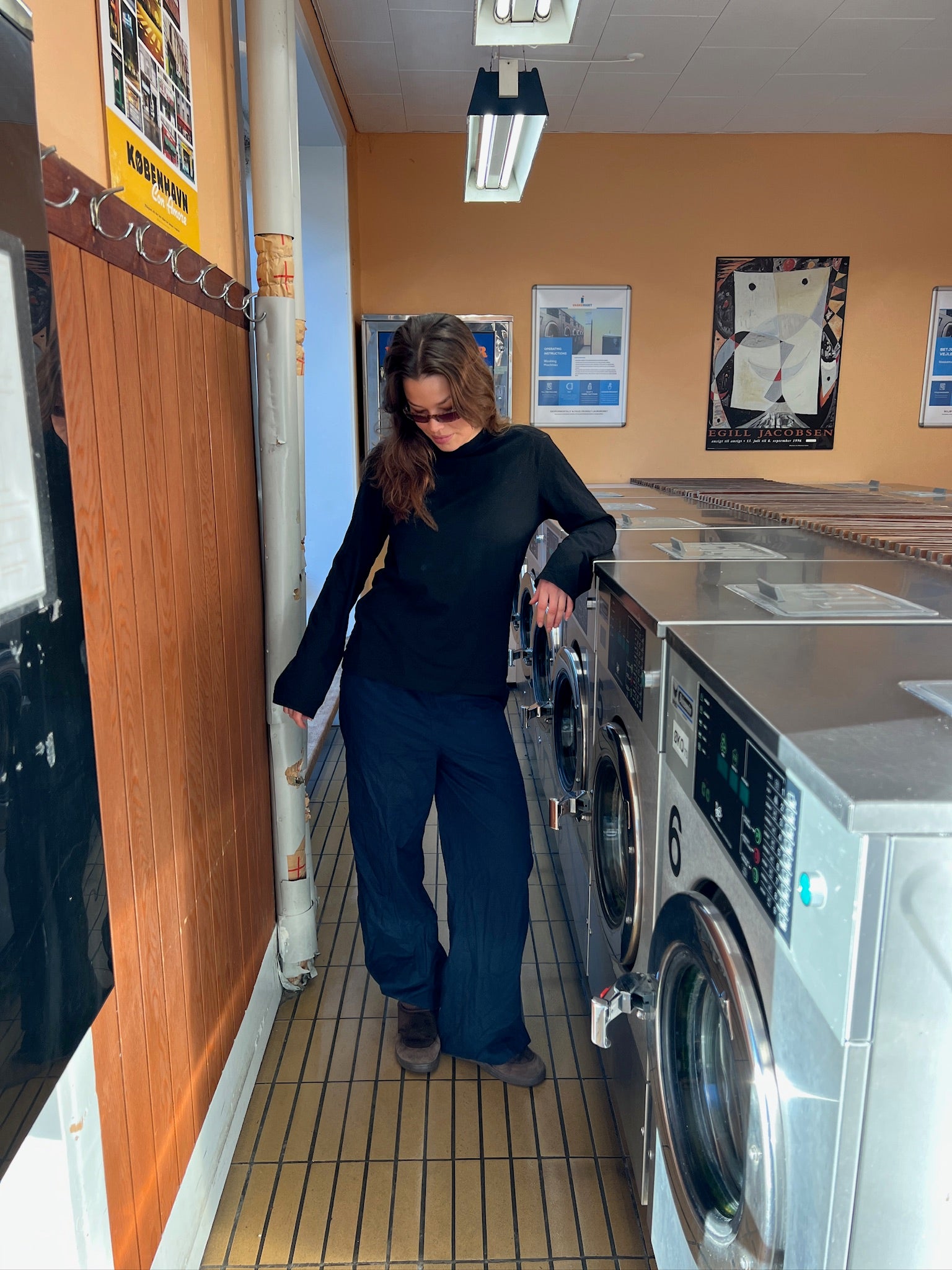 Charlotte er 178 cm høj og bruger størrelse M. | sort