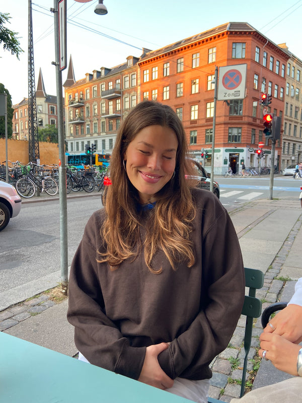 Charlotte er 178 cm høj og bruger størrelse M. | mørkebrun