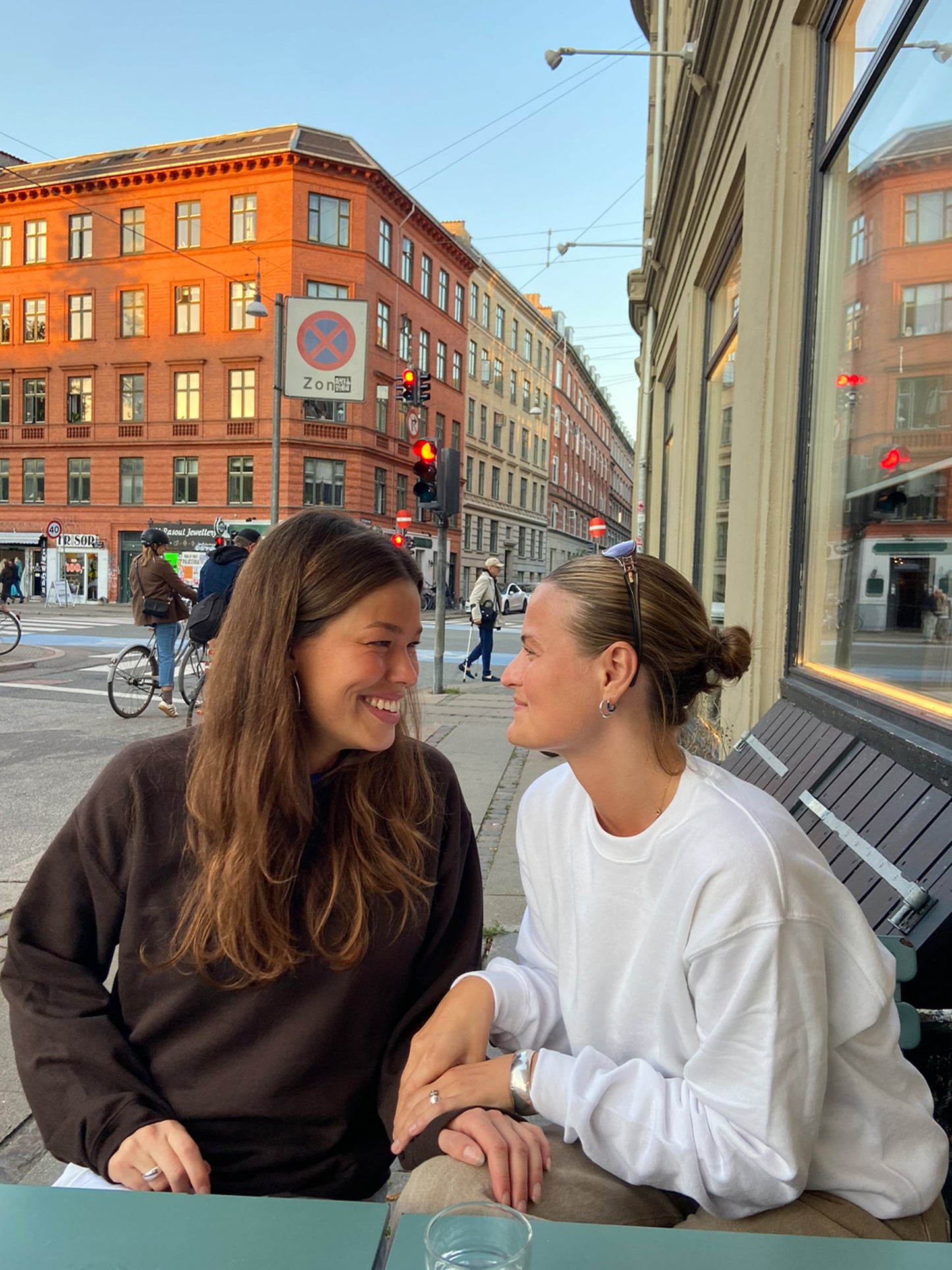 Charlotte er 178 cm høj og bruger størrelse M. | mørkebrun