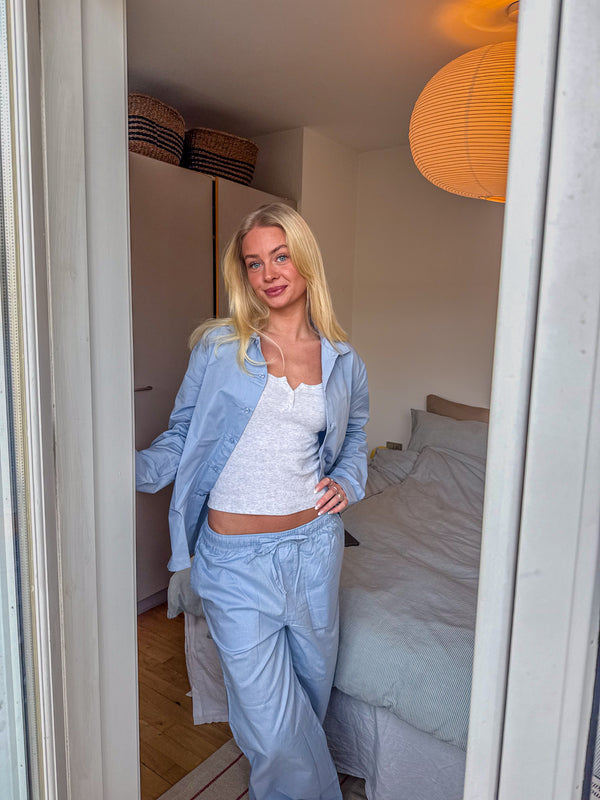 Cille er 165 cm høj og bruger størrelse S. | lyseblå