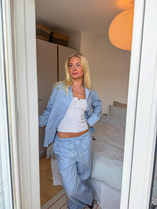 Cille er 165 cm høj og bruger størrelse S. 