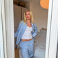 Cille er 165 cm høj og bruger størrelse S. | lyseblå