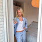 Cille er 165 cm høj og bruger størrelse S. | lyseblå