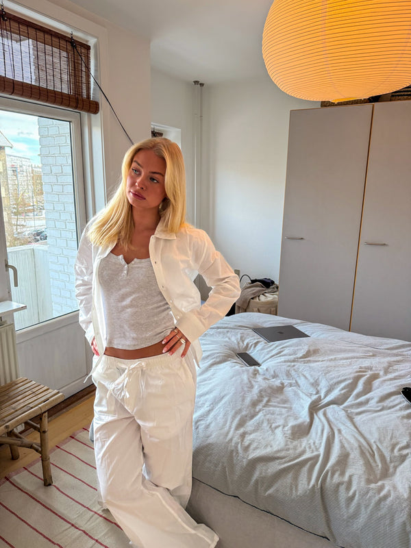 Cille er 165 cm høj og bruger størrelse S. | hvid