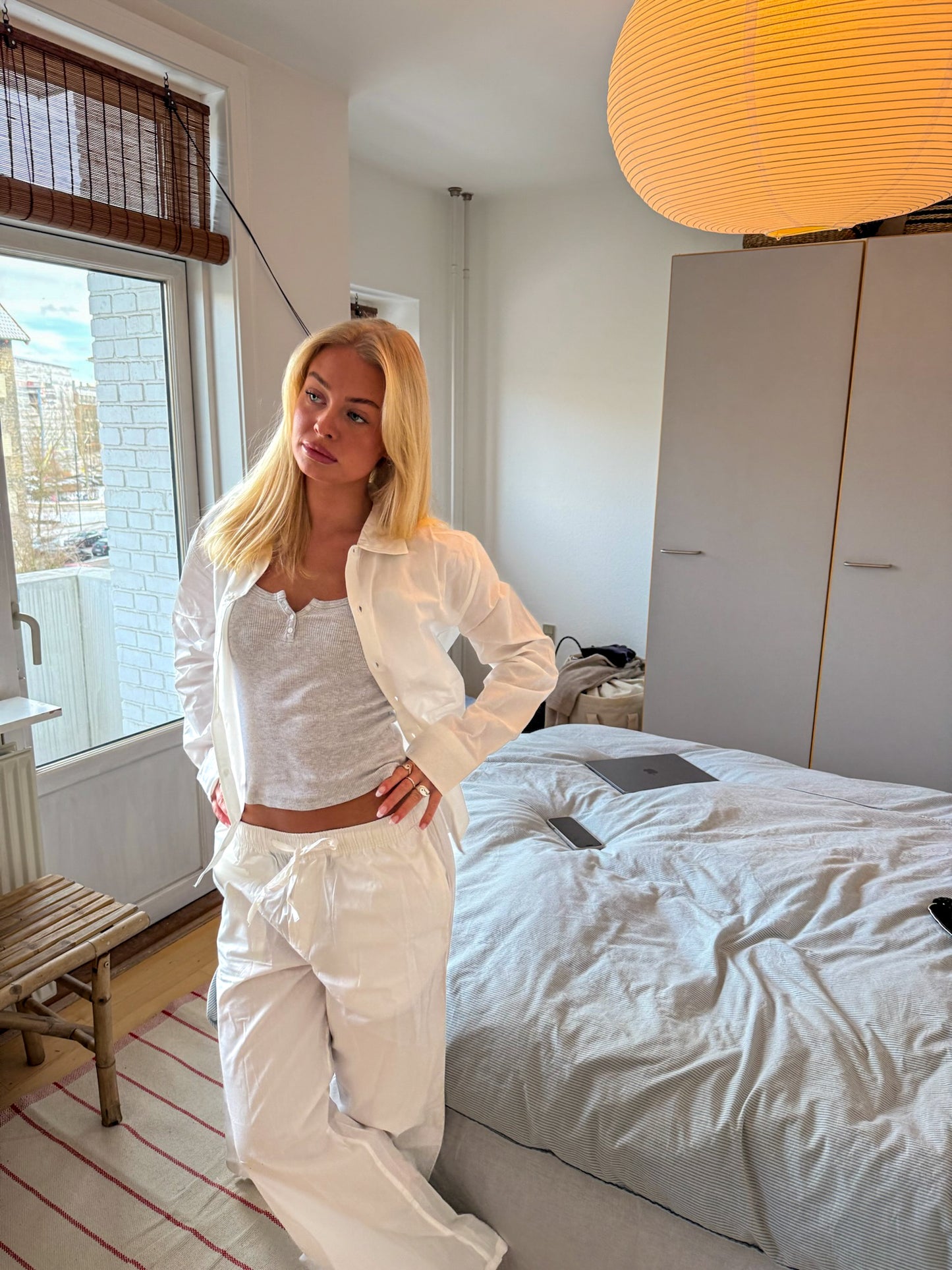 Cille er 165 cm høj og bruger størrelse S. | hvid