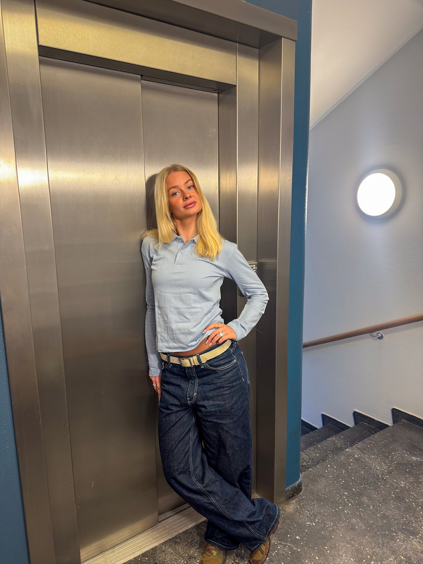 Cille er 165 cm høj og bruger størrelse S. | lyseblå