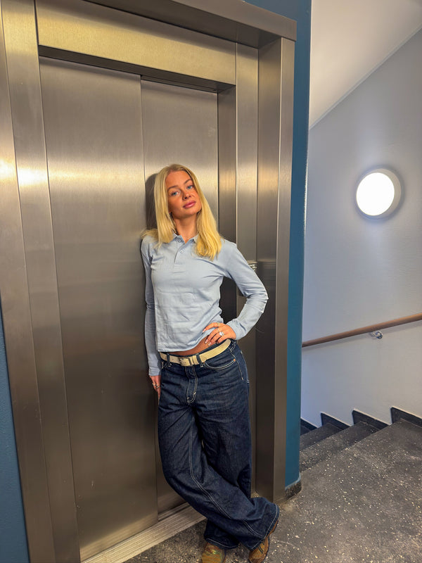 Cille er 165 cm høj og bruger størrelse S. | lyseblå