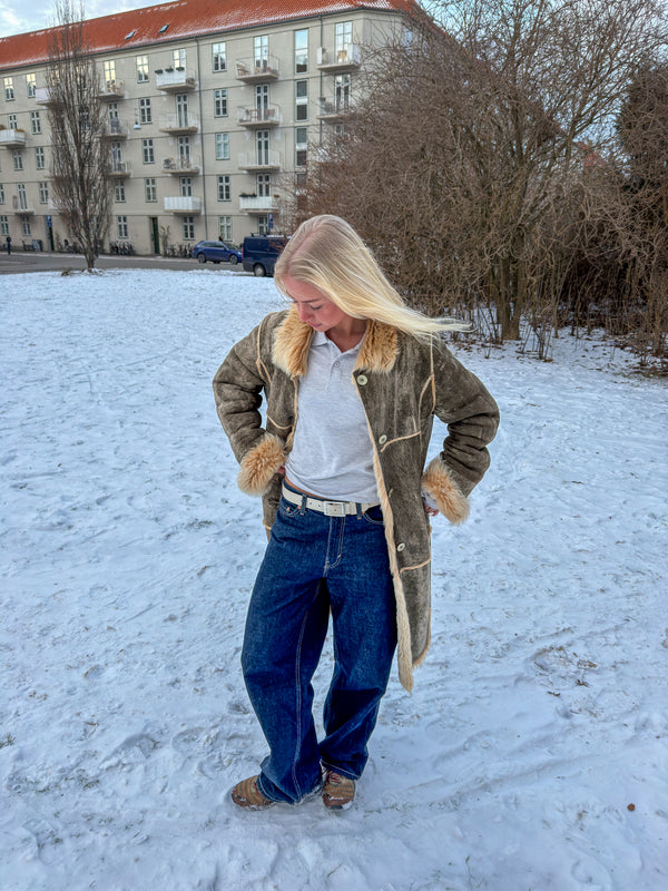 Cille er 165 cm høj og bruger størrelse S. | grå