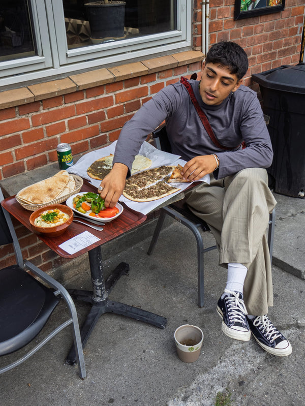Emil er 183 cm høj og bruger størrelse L. | mørkegrå