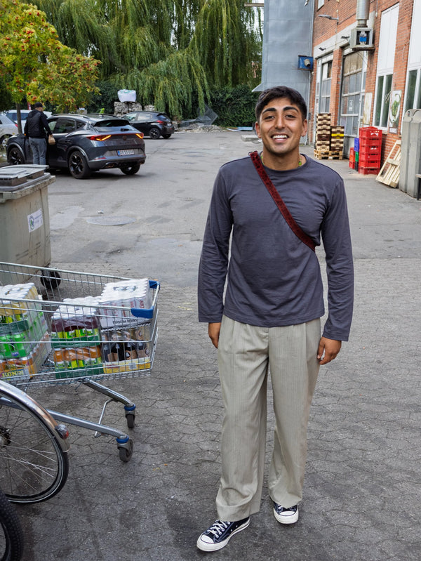 Emil er 183 cm høj og bruger størrelse L. | mørkegrå