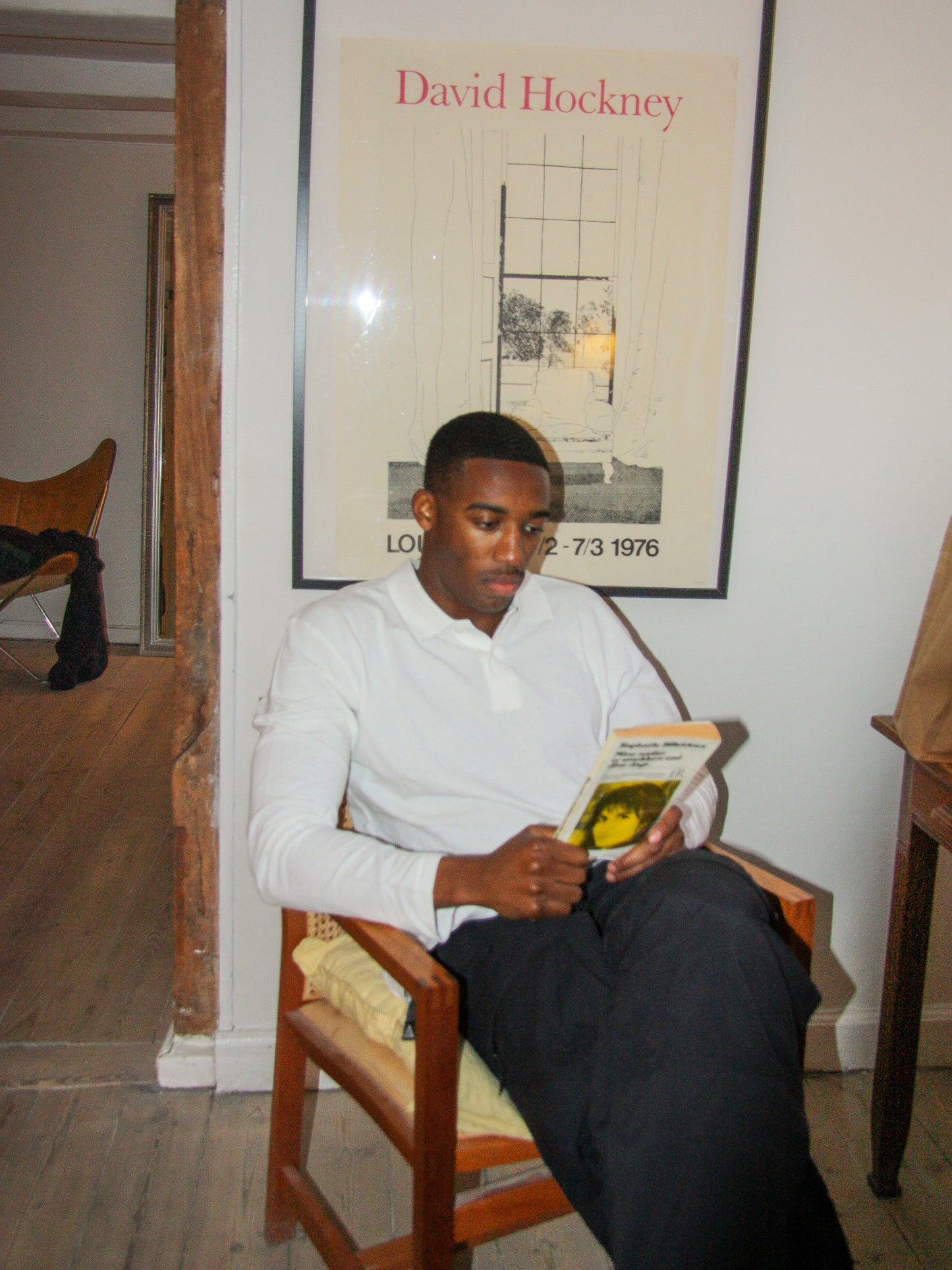 Erhyie er 184 cm høj og bruger størrelse L. | hvid