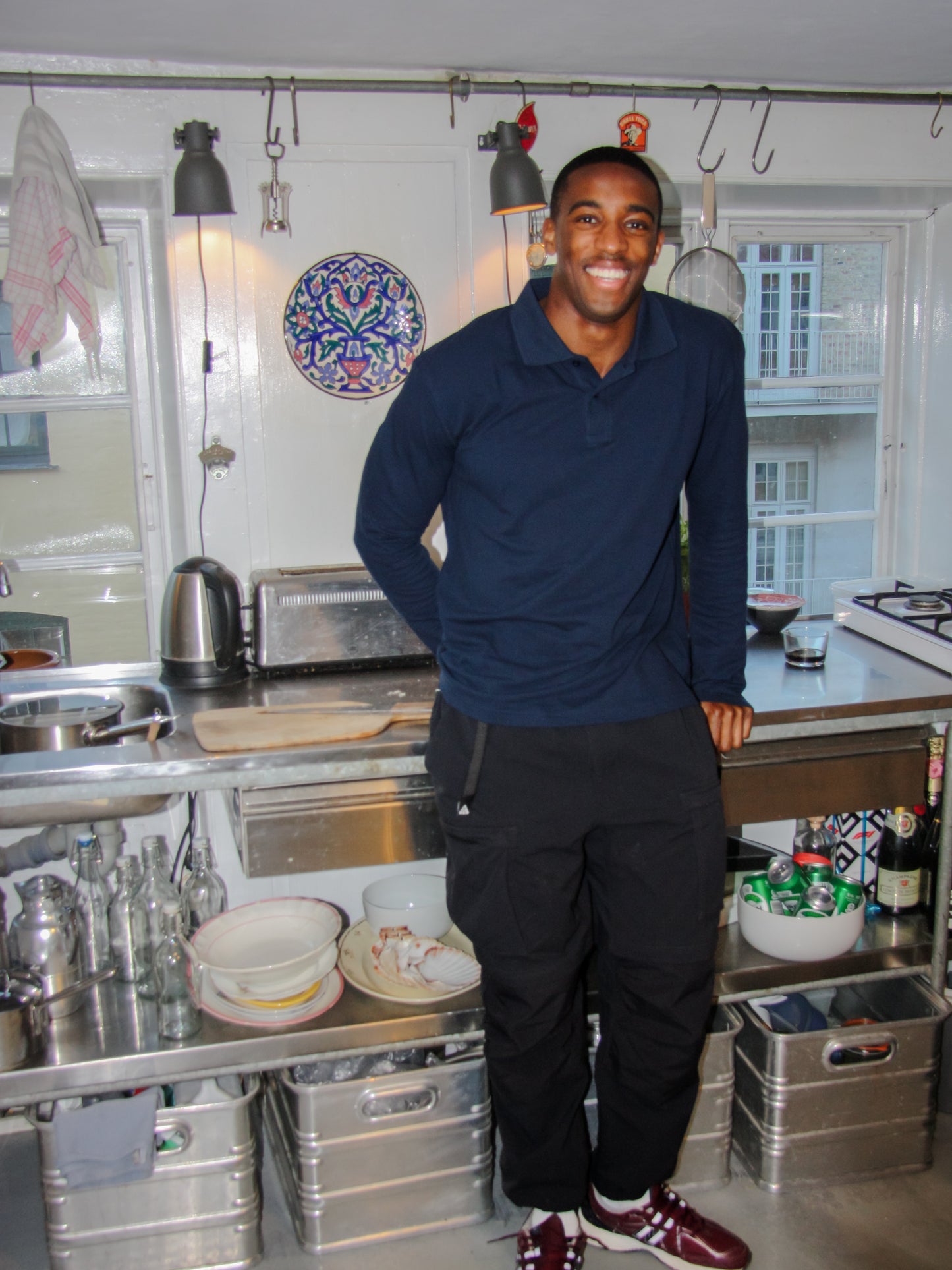 Erhyie er 184 cm høj og bruger størrelse L. | mørkeblå