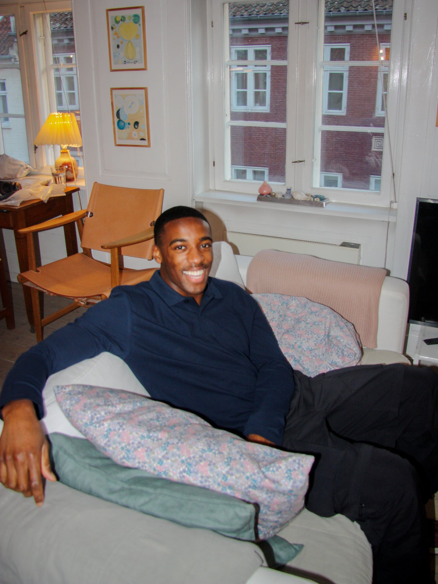 Erhyie er 184 cm høj og bruger størrelse L. | mørkeblå