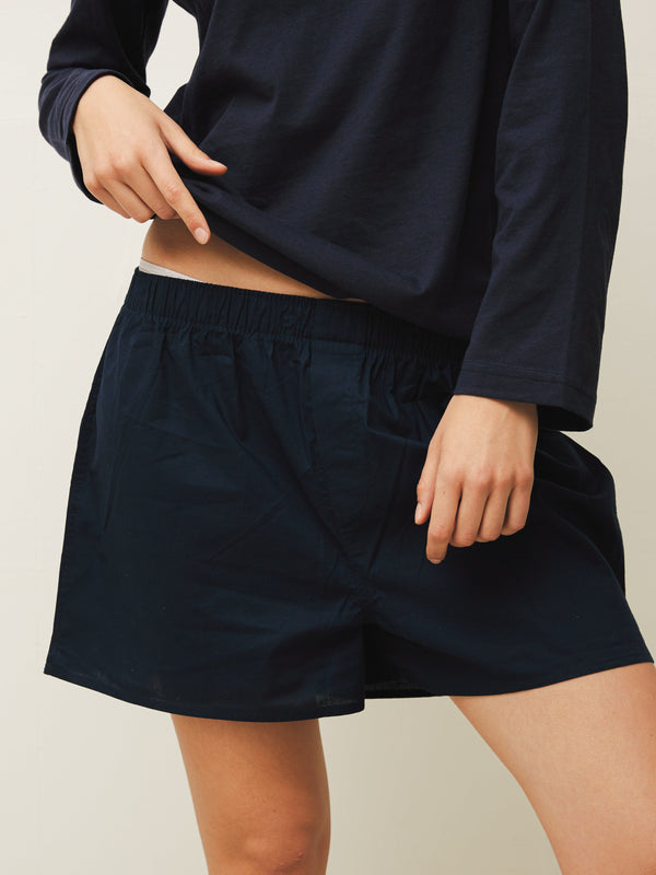 Laura er 180 cm høj og bruger størrelse M-L | mørkeblå