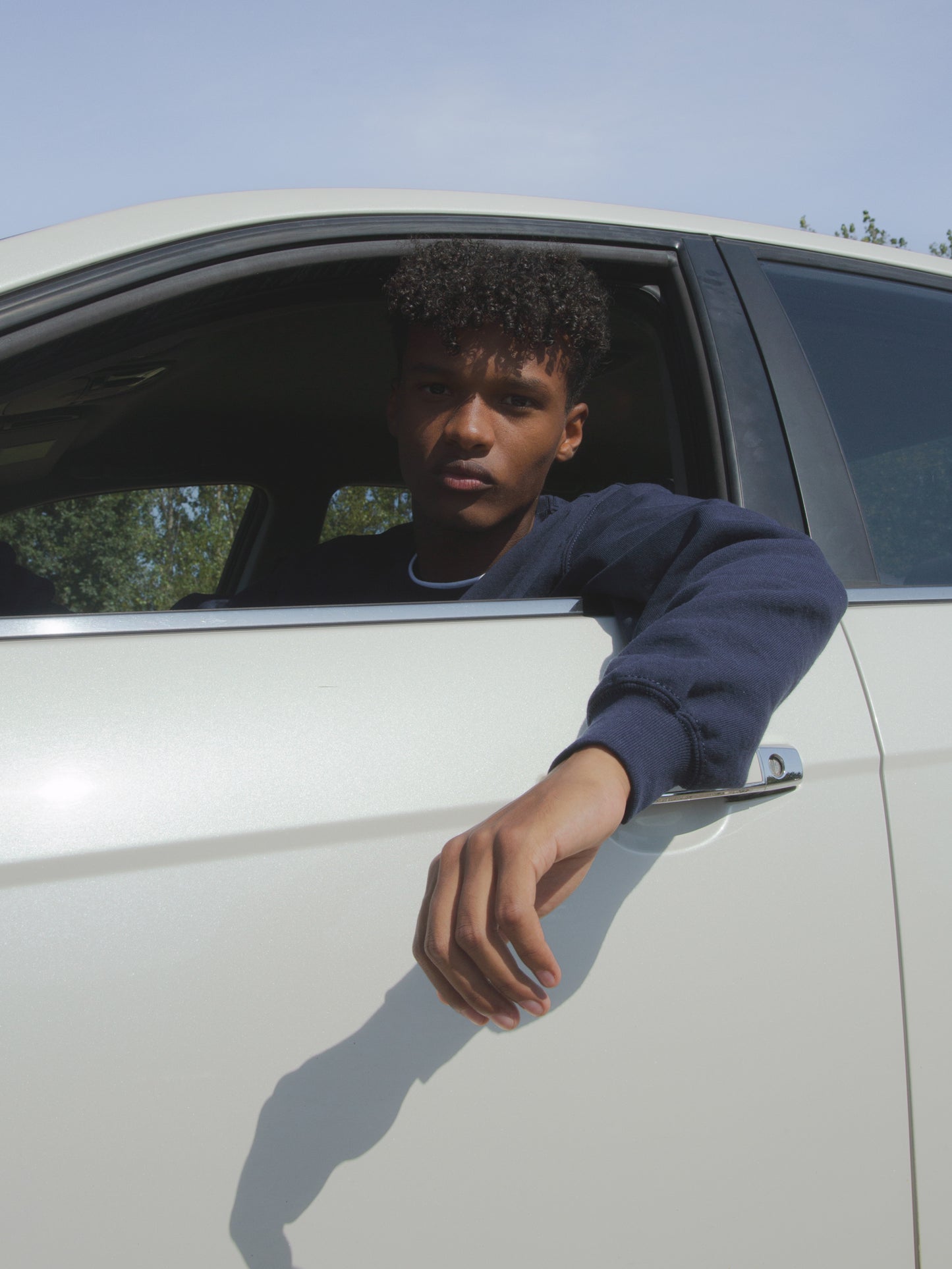 Filip er 185 cm høj og bruger størrelse L. | mørkeblå