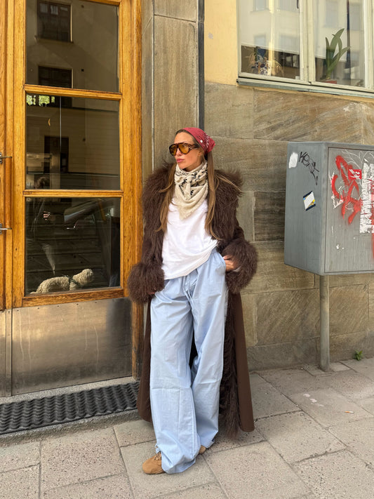 Emelie er 162 cm høj og bruger størrelse S. 